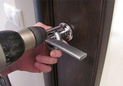 Как отремонтировать дверную ручку межкомнатной двери