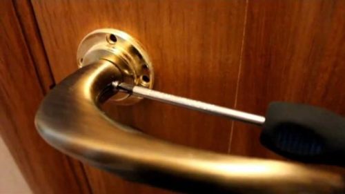 Как отремонтировать дверную ручку межкомнатной двери