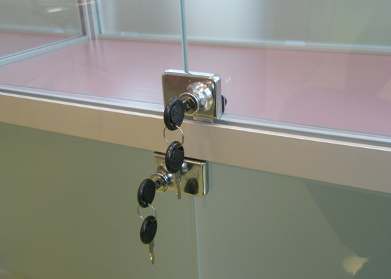 Стеклянный шкаф, запирающийся на ключ