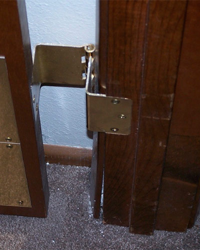 Преимущество угловых петель заключается в возможности установки на двери с притвором