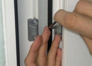 Корректировка расположения накладок для запирания двери