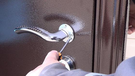 Монтаж ручки на металлическую дверь