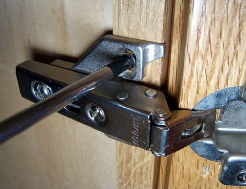 Регулировка дверец шкафа производится с помощью винтов на петлях