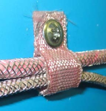 Пример крепеления проводов дюбель-хомутом с лентой